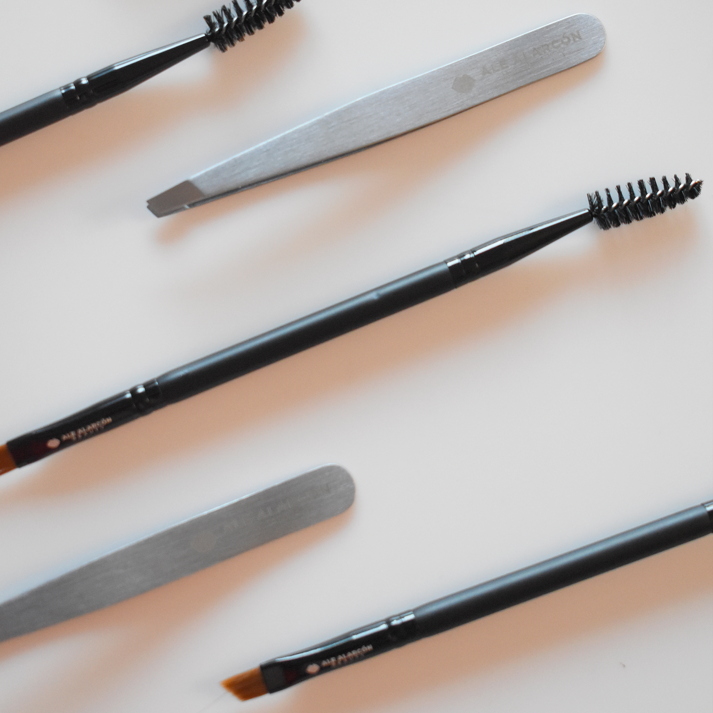 Brocha dual para cejas - Ale Alarcon Beauty
